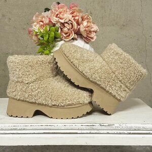 NWT Sherpa Platform Booties - Size 8.5